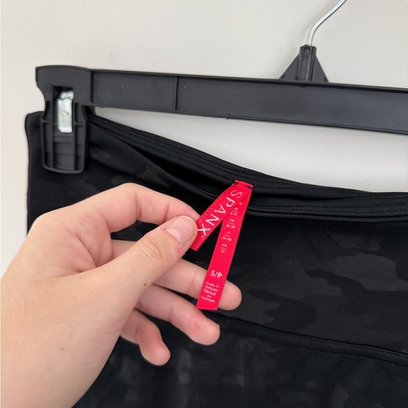 SPANX Faux Leather Camo Black Leggings SMALL - Picture 3 of 5